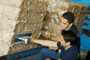 Měření vlhkosti balíků recyklovaného papíru přenosnými měřicími přístroji