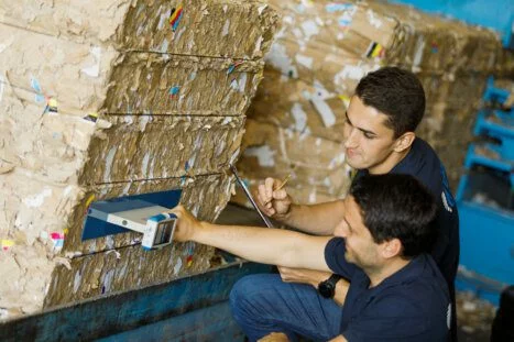 Измерване на влажността на бали от рециклирана хартия